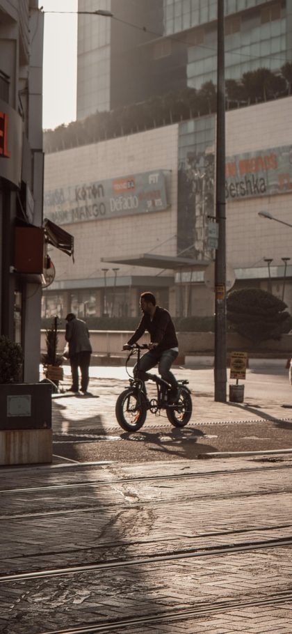 安费诺 App 参数对照界面，多行参数以表格形式横向排布，电流电压防护等级三列用不同底色区分